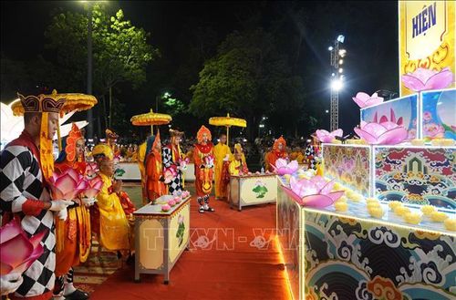 Nghi thức cầu nguyện tại Lễ hội hoa đăng ở thành phố Huế.