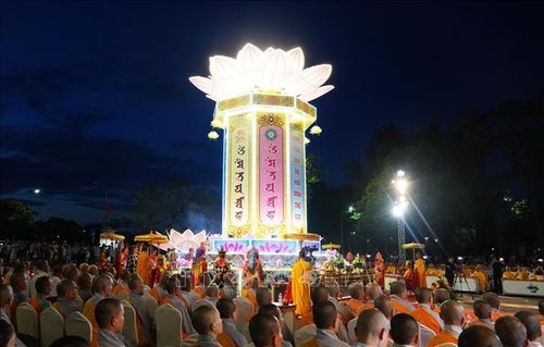Đông đảo tăng ni, phật tử tham dự Lễ hội hoa đăng ở thành phố Huế.