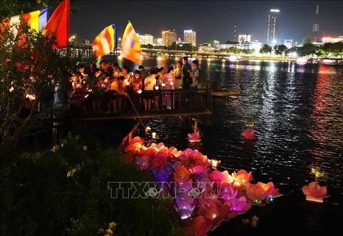 Tăng ni, phật tử tham gia Lễ hội hoa đăng tiến hành thả hoa đăng xuống sông Hương, thành phố Huế.