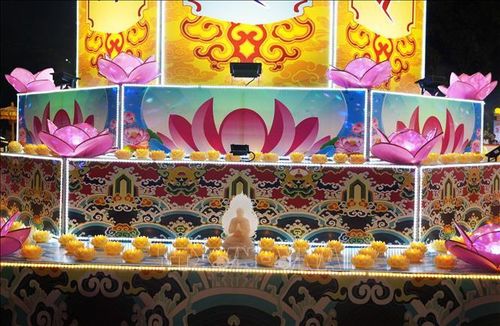 Hoa đăng được thắp sáng tại Lễ hội hoa đăng ở thành phố Huế.