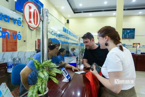Tại quầy bán vé luôn có đông người xếp hàng. Đặc biệt, ga thường đông vào các dịp nghỉ lễ. Không chỉ phục vụ khách trong nước, ga Hà Nội còn phục vụ khá đông khách nước ngoài.