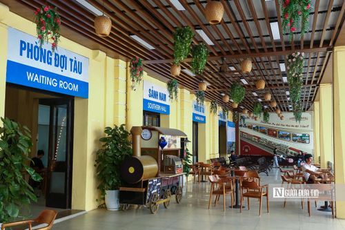 Khu vực đợi tàu khang trang, sạch sẽ.