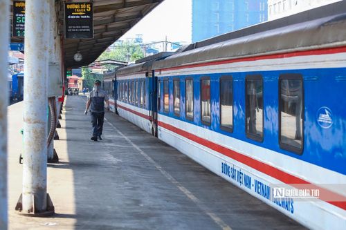 Nhân viên nhà ga túc trực 24/7 để đảm bảo an toàn chạy tàu.