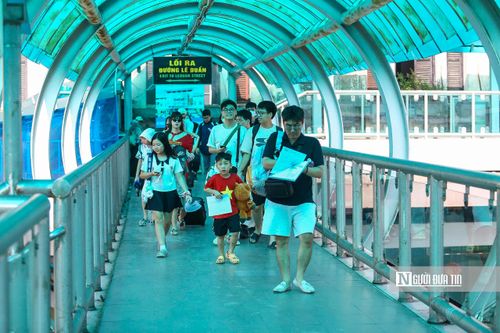 Hàng ngày, ga phục vụ hàng nghìn lượt khách. Theo ghi nhận, ga Hà Nội đã được đầu tư hệ thống mái che mới.