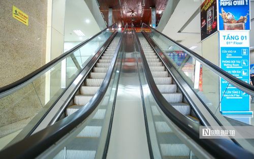 Hệ thống thang cuốn tự động đưa hành khách đi lên tầng 2.