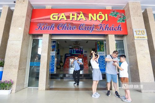 Sau hơn 120 năm tồn tại, nhà ga vẫn ngày đêm tấp nập hành khách, giữ nhịp kết nối những chuyến tàu Bắc – Nam.
