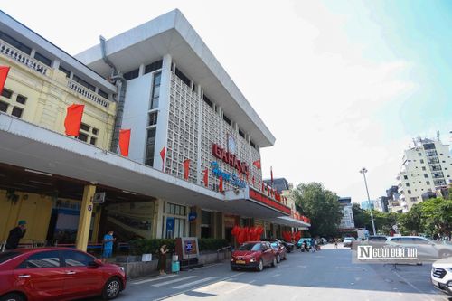 Mặt chính của nhà ga nằm trên đường Lê Duẩn, là nơi đón và trả khách của các đoàn tàu Thống Nhất đi về các tỉnh thành phía Nam, tới tận Tp.HCM.