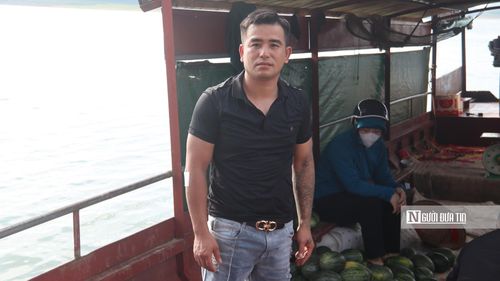 Anh Vũ Khúc Cường một thương lái có nhiều năm thu mua dưa hấu trên hồ Thác Bà.