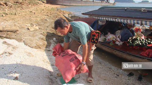 Ông Bàn Văn Kiên có gần chục năm trồng và bán dưa hấu trên hồ Thác Bà.