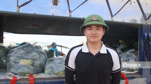 Anh Nguyễn Văn Trường phải dậy từ sáng sớm để đến bến kịp lúc thuyền dưa về.