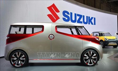 Sản phẩm ô tô và biểu tượng của hãng Suzuki Motor tại triển lãm xe Tokyo. Ảnh: AFP/TTXVN