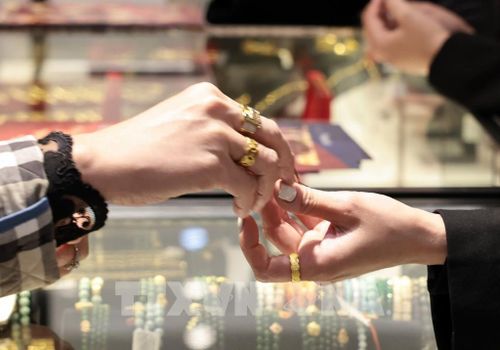 Những người "chơi vàng" đang kỳ vọng giá giảm sâu hơn nữa để "bắt đáy". Ảnh: Trần Việt - TTXVN 