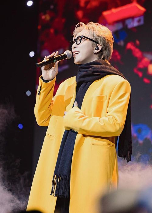 Tăng Phúc trên sân khấu mini concert đầu tiên trong sự nghiệp ca hát.