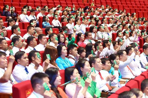 Các đại biểu biểu quyết tại Đại hội