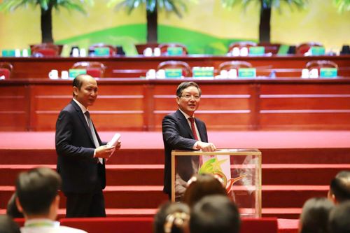 Ông Lương Quốc Đoàn, Ủy viên TƯ Đảng, Phó Chủ tịch UBTƯ MTTQ Việt Nam, Chủ tịch Hội Nông dân Việt Nam khóa VIII và các đại biểu tiến hành bỏ phiếu