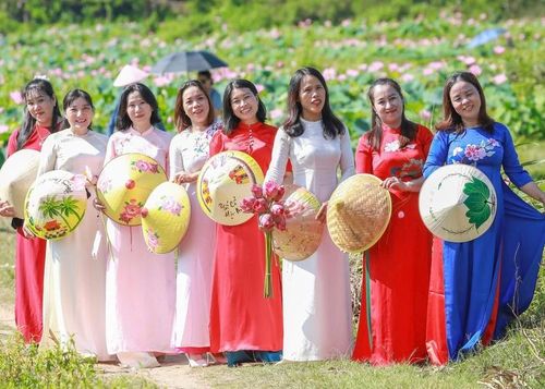 Trà Lý đón hàng trăm lượt du khách đến tham quan, chụp ảnh và trải nghiệm mỗi ngày. Ảnh: Nhất Tư