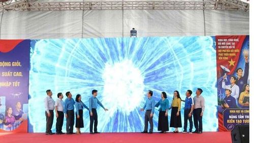 Đồng chí Ngọ Duy Hiểu - Phó Chủ tịch Tổng Liên đoàn Lao động Việt Nam, lãnh đạo Bộ Khoa học và Công nghệ, Chủ tịch Công đoàn Khoa học và Công nghệ Việt Nam nhấn nút phát động phong trào thi đua “Lao động giỏi, năng suất cao, thu nhập tốt” giai đoạn 2026 - 2031. Ảnh: Đặng Tiến