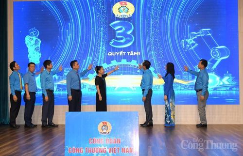 Lãnh đạo Công đoàn Công Thương Việt Nam cùng các đại biểu thực hiện nghi thức phát động phong trào thi đua “Lao động giỏi, năng suất cao, thu nhập tốt” giai đoạn 2026-2031. Ảnh: Thanh Minh.
