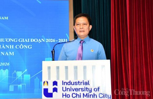 Ông Lê Ngọc Sơn, Chủ tịch Công đoàn Trường Đại học Công nghiệp TP. Hồ Chí Minh (ảnh trên); ông Vương Duy Khánh, Chủ tịch Công đoàn Tổng công ty Thép Việt Nam trình bày tham luận tại sự kiện. Ảnh: Thanh Minh.