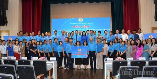 Lãnh đạo Công đoàn Công Thương Việt Nam và các đại biểu tham dự chương trình. Ảnh: Thanh Minh.