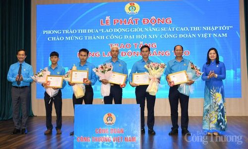 Ông Lê An Hải, Chủ tịch Công đoàn Công Thương Việt Nam và bà Lê Thị Đức - Phó Chủ tịch Công đoàn Công Thương Việt Nam, trao Bằng Lao động Sáng tạo của Tổng Liên đoàn Lao động Việt Nam cho 5 cá nhân tiêu biểu, điểm cầu Công đoàn Công Thương Việt Nam tổ chức tại Trường Đại học Công nghiệp TP. Hồ Chí Minh. Ảnh: Thanh Minh.