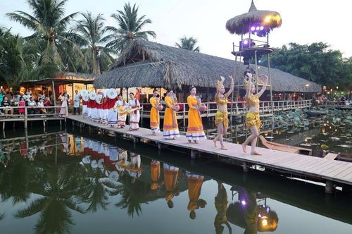 Màn trình diễn rước nước mở đầu cho “Hội hè Nha Trang Xưa”.