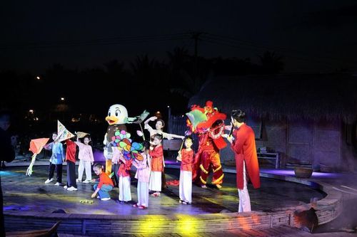 Show thực cảnh “Ánh sáng huyền thoại” – Lội bùn bắt cá; mùa gặt; trung thu.