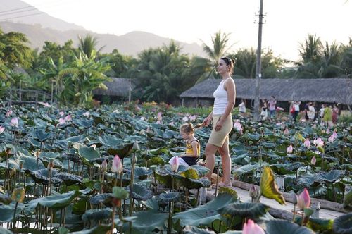 Du khách check in hồ sen trong khuôn viên Làng nghề Nha Trang Xưa