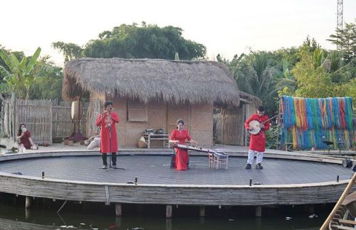Biểu diễn nhạc cụ dân tộc