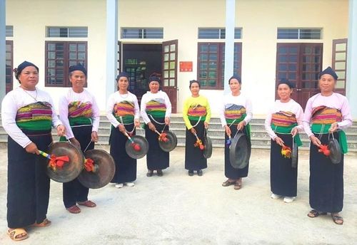 Các thành viên CLB cồng chiêng thôn Thanh Tâm góp phần gìn giữ bản sắc văn hóa Mường.