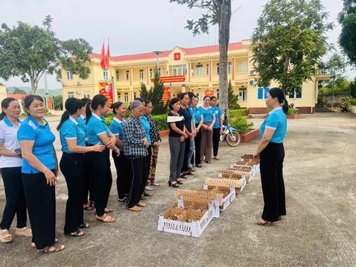 Hội LHPN xã Thạch Bình trao con giống gia cầm cho hội viên khó khăn.