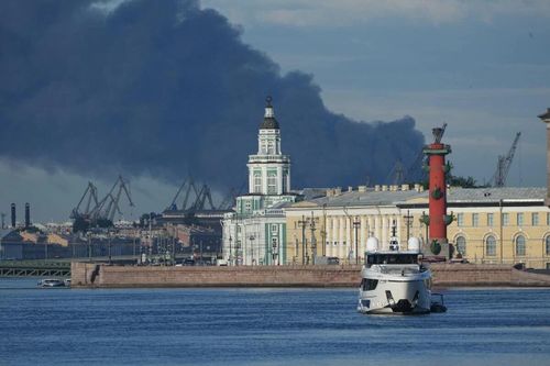 Cột khói đen bốc lên trên cảng St. Petersburg, Nga sau cuộc tấn công bằng UAV của Ukraine, ngày 3/6/2026 (Ảnh: AP)
