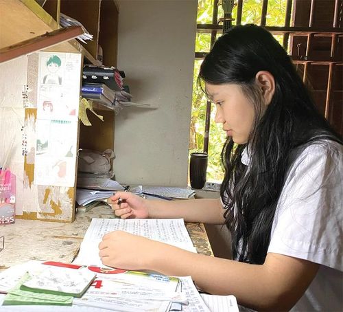 Em Khánh Linh dành thời gian ôn luyện kiến thức trước kỳ thi tuyển sinh vào lớp 10 THPT.