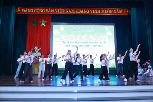 Các hoạt động giao lưu, múa hát tập thể luôn là sợi dây gắn kết, giúp các em tự tin hòa nhập và xây dựng tinh thần đoàn kết.