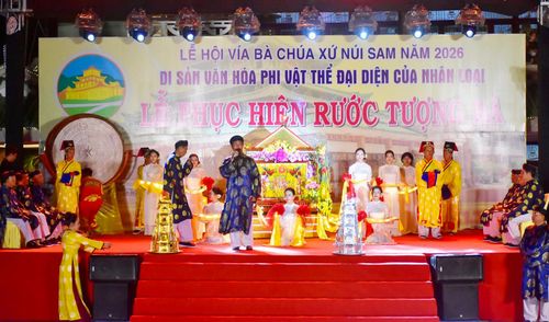Chương trình sân khấu hóa tái hiện hoạt cảnh rước Bà vào miếu.