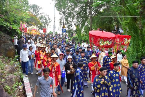 Rất đông người dân, du khách tham gia đoàn rước tượng Bà xuống núi.