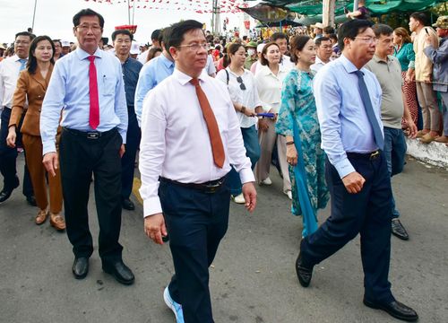 Lãnh đạo tỉnh An Giang cùng đông đảo người dân, du khách tham gia lễ phục hiện rước tượng Bà xuống núi.