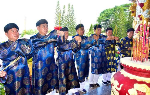 Lãnh đạo tỉnh An Giang và các vị trong Ban Quản trị lăng miếu núi Sam dâng hương các Anh hùng liệt sĩ.