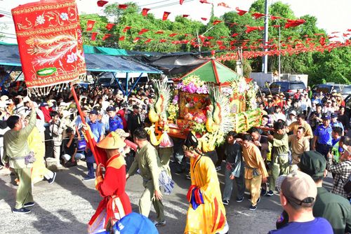 Kiệu rước Bà lên đến đỉnh núi Sam trong sự chờ mong của đông đảo người dân, du khách.