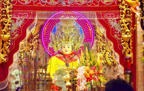 Chúa Xứ Thánh Mẫu an cung tọa vị.