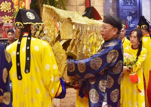 Thỉnh Thánh Mẫu nhập miếu.