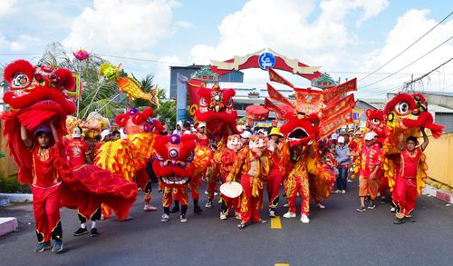 Đoàn rước tượng Bà bắt đầu lên núi trong tiếng trống lân rộn ràng.