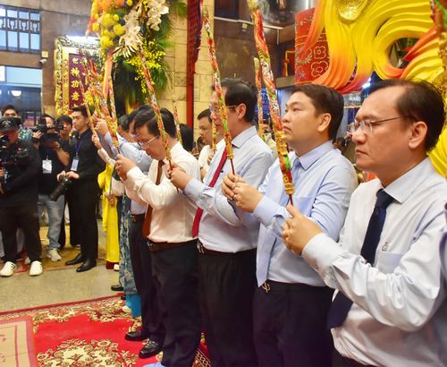 Lãnh đạo tỉnh và địa phương dâng hương trước tượng Bà cầu quốc thái dân an.