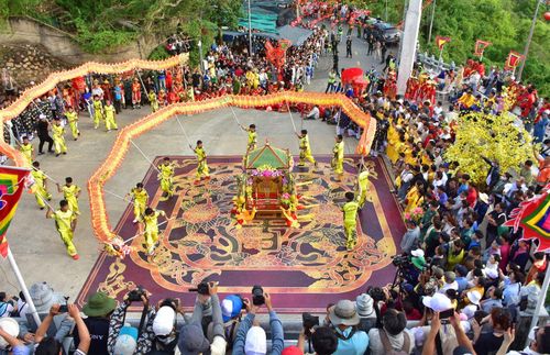 Múa lân rồng cung thỉnh Thánh Mẫu.