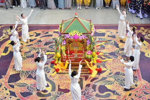 Tái hiện huyền tích chín cô gái đồng trinh thỉnh Bà xuống núi.