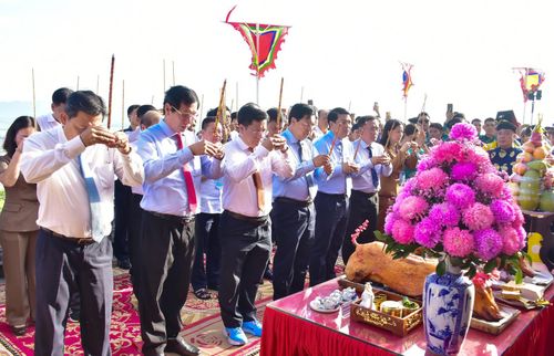 Lãnh đạo tỉnh An Giang và các sở, ngành, địa phương dâng hương tại Bệ đá sa thạch nơi Bà ngự trên đỉnh núi.
