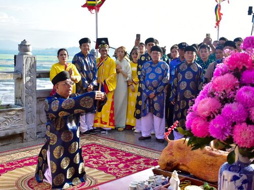 Ban Quản trị lăng miếu núi Sam thực hiện các nghi thức truyền thống để rước tượng Bà xuống núi.