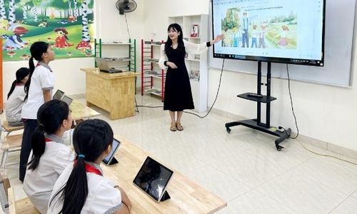 Giáo viên ứng dụng công nghệ số vào bài giảng tại Trường Tiểu học Khám Lạng (xã Bắc Lũng).