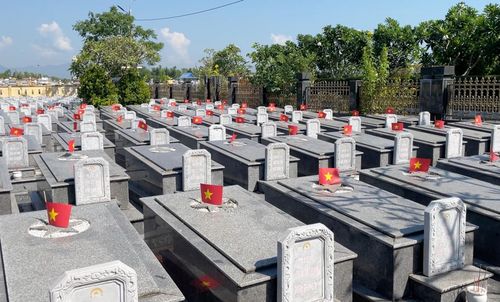 Những phần mộ liệt sĩ chưa xác định tên tuổi được cắm cờ đánh dấu tại Nghĩa trang liệt sĩ Hòa Tiến. Ảnh: C.P