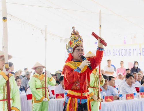 Ông Hồ Văn Mười hát bả trạo tại bãi biển Thống Nhất, khu phố Hà Quảng Bắc (phường Điện Bàn Đông) trong lễ hội Cầu Ngư và phát động ra quân đánh bắt vụ cá Nam 2026. Ảnh: H.V